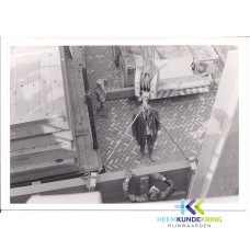 Lobith 04-11-1974 Plaatsen van de waterkerings schotten tunnel Transeedijk-Komstraat (3)